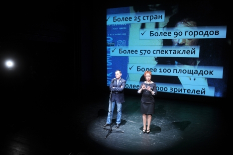 Gli spettatori stranieri del Teatro Masterskaya potranno leggere i sottotitoli direttamente sui propri dispositivi durante lo spettacolo (Foto: RIA Novosti / Kirill Kallinikov)